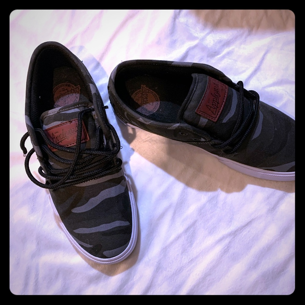 Men’s size 7 never been worn, cameo globe sneakers